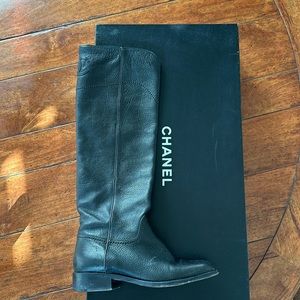 CHANEL flat boots. Soft black leather. Serial number available upon request.
